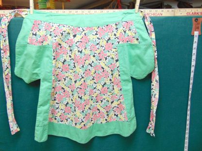 qa99		Vintage Woman's  Kitchen Apron	$15