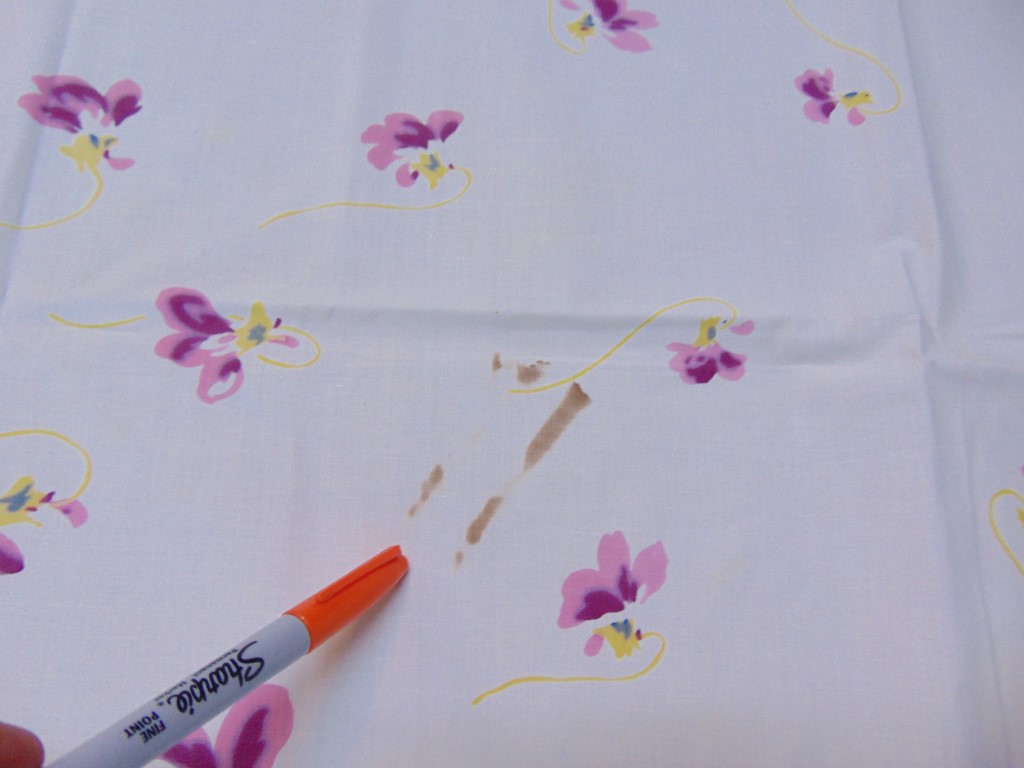 qb44 1950-60's Square Vintage Tablecloth $15 - Image 4