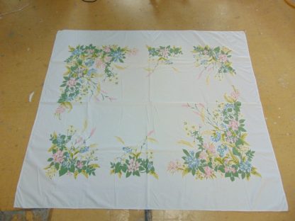 qb70	1940-60's 	Rectangle Vintage Flower Bouquet Tablecloth	$20 - Image 2