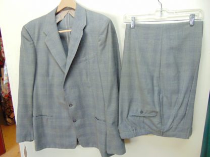 s4t34	1940's	Vintage Gray with red flecks Single Breasted heavy weight suit Chest size 48 inches	$200