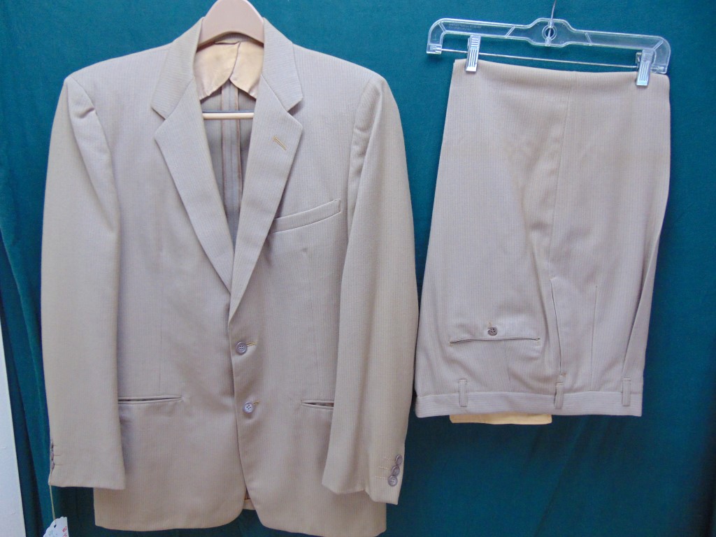 s5t18 1940-50's Yellowish brown w/ red pin strips Single Breasted heavy weight Vintage suit Chest size 44 inches $150