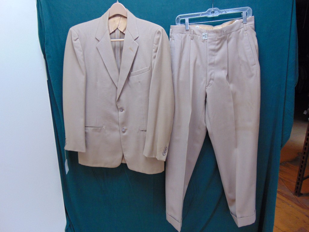 s5t18 1940-50's Yellowish brown w/ red pin strips Single Breasted heavy weight Vintage suit Chest size 44 inches $150 - Image 4