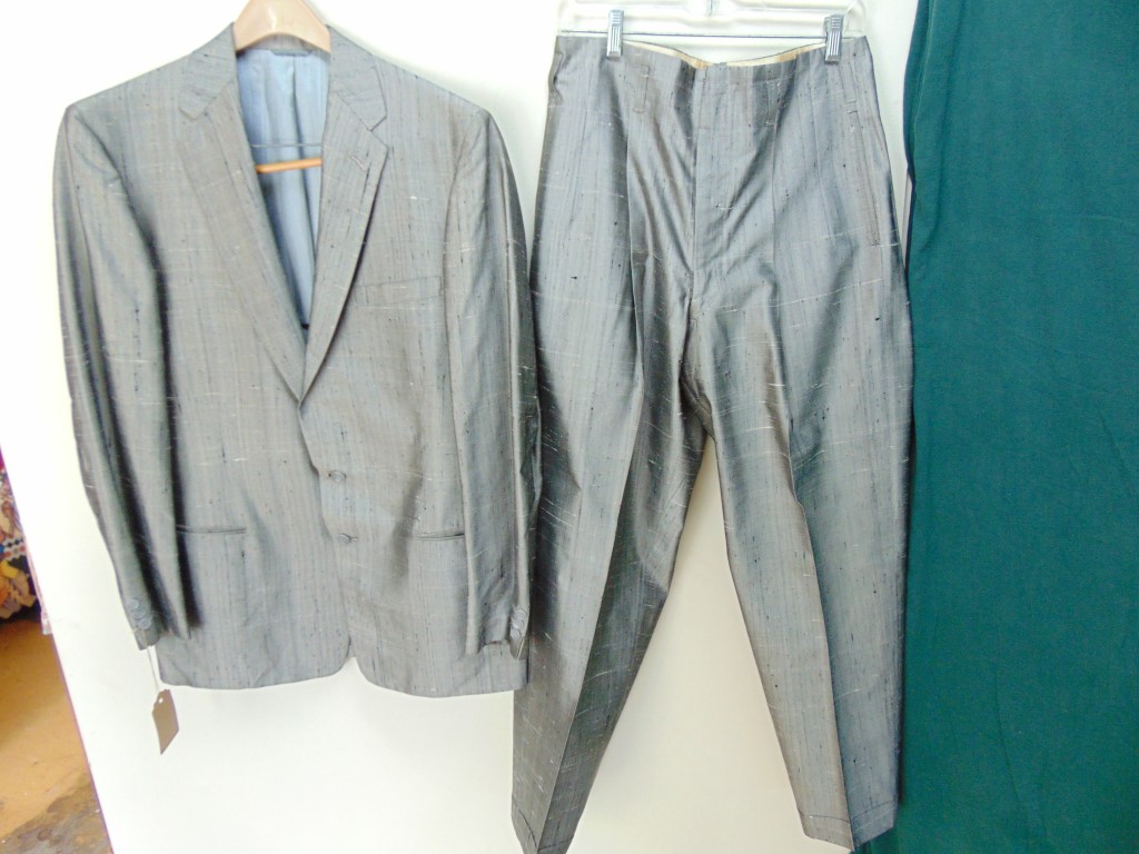 s5t20 1950's Silver Sharkskin with black atomic Single Breasted light weight Vintage suit Chest size 44 inches $400 - Image 2