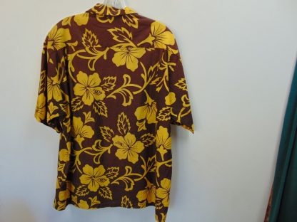s67h22	1960's	Hibiscus cotton vintage Hawaiian shirt Chest size 50 inches 	$20 - Image 3