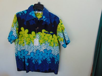 s67h27	1960's	Pineapple Border cotton vintage Hawaiian shirt Chest size 47 inches 	$70