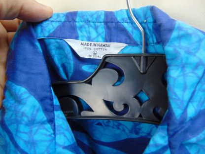 s67h41	1960's	Batik…ish cotton vintage Hawaiian shirt Chest size 44 inches 	$20 - Image 2