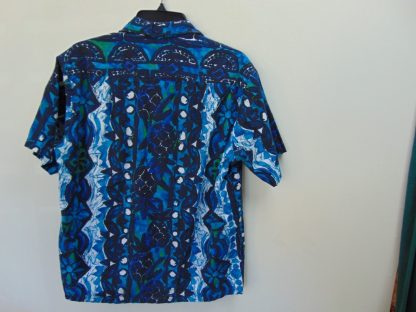 s67h83	1960's	Super Vibrant blue Tapa print cotton vintage Hawaiian shirt Chest size 46 inches 	$30 - Image 3