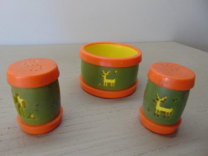k99		Vintage Picnic Plastic salt and pepper set	$5