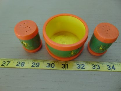 k99		Vintage Picnic Plastic salt and pepper set	$5 - Image 3