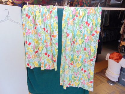 qc61 	1970's	Vintage 3 PIECES Floral cotton curtains	$40 - Image 4